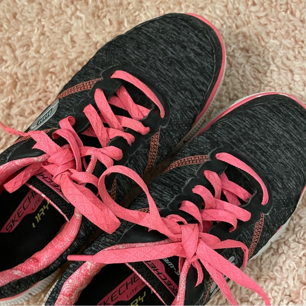 SKECHERS®! LiteWeight Air Cooled Memory Foam Sneakers Size 6.5 - Picture 13 of 16